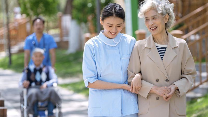 养老护理员与护工：角色定位与职业路径解析